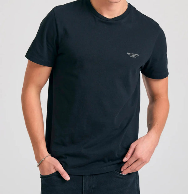 T-SHIRT THE ESSENTIALS FUNKY BUDDHA ΜΕ ΛΑΙΜΟΚΟΨΗ BLACK