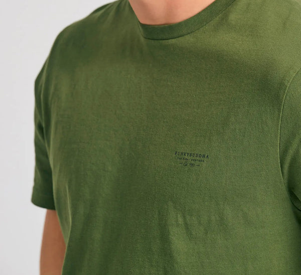 T-SHIRT THE ESSENTIALS FUNKY BUDDHA ΜΕ ΛΑΙΜΟΚΟΨΗ ΧΑΚΙ