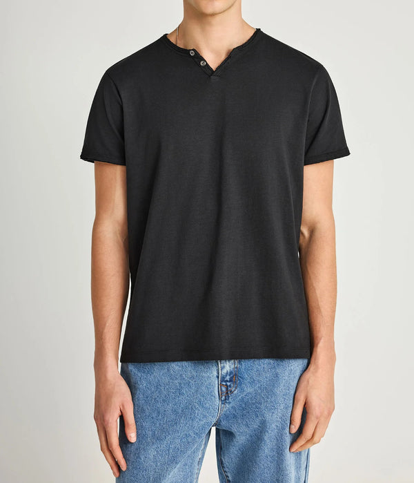 T-shirt Essential με λαιμό V Funky Buddha Μαύρο