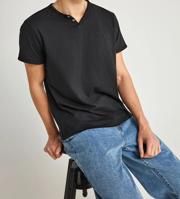 T-shirt Essential με λαιμό V Funky Buddha Μαύρο